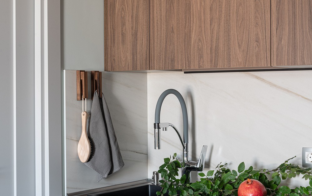 Акцентная Г-образная кухня под потолок