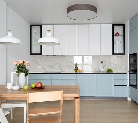 Воздушно-небесная кухня с чёрными акцентами